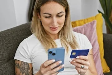 AI-Powered Shopping Aids Decision-Making, But Consumers Hesitate on Autonomous Purchases