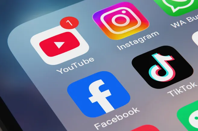 The Digital Advertising Titans: Google and Meta Navigate AI Investments Amidst Shifting Market Dynamics