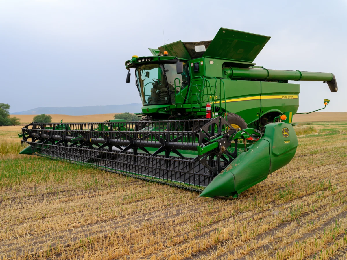 Deere & Company Achieves Net Sales and Revenue Growth in Fiscal Q3 2026 Amidst Dynamic Inflationary Pressures and Digital Transformation
