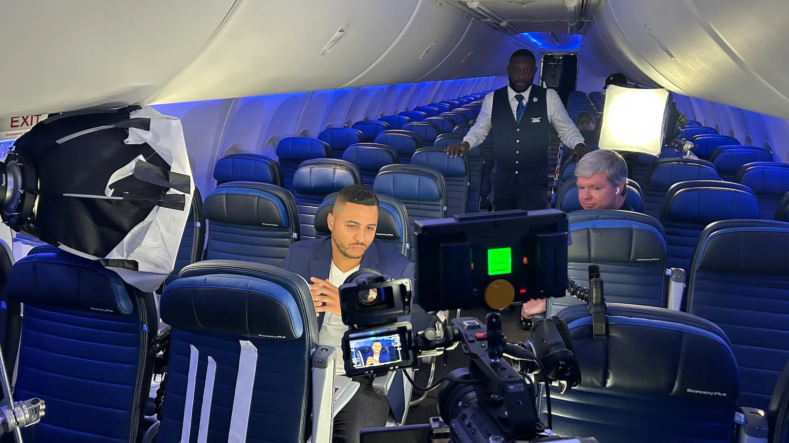 United Airlines and ESPN Collaborate for Groundbreaking In-Flight Fantasy Football Broadcast, Showcasing Starlink Wi-Fi Capabilities